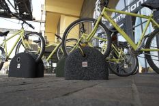 Anche le rastrelliere per biciclette possono essere realizzati con la gomma da riciclo